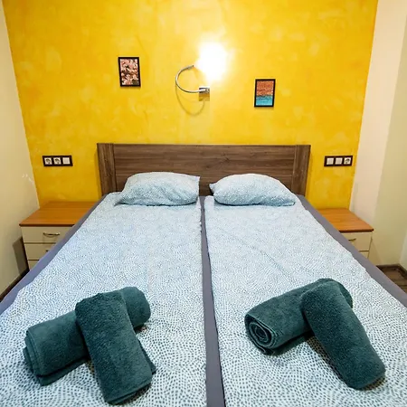 Comfort & Cozy In Center Apartment